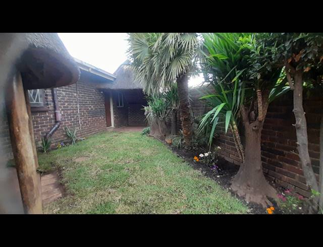 2 BEDROOM TOWNHOUSE TO LET IN THREE RIVERS